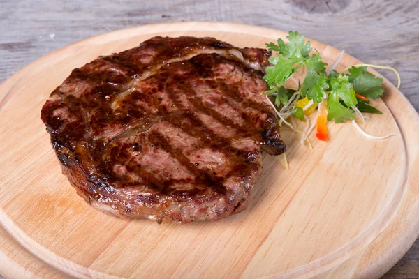 Filete de res preparado en una tabla de madera — Foto de Stock