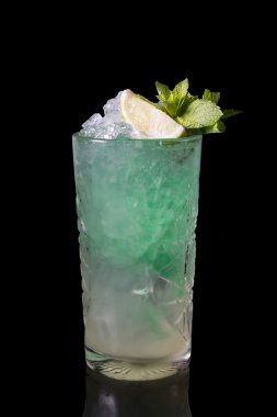 Yeşil alkol kokteyli