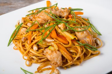 Tay kızartılmış tavuk ile erişte