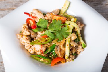 Asya tavuk salata sebze ile