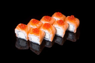 Philadelphia rulo somon ve kırmızı havyar ile