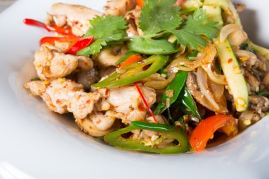 Asya tavuk salata sebze ile