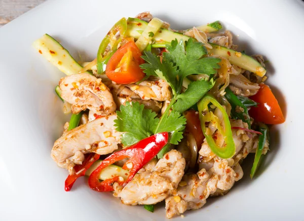 Asya tavuk salata sebze ile