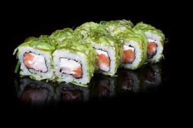 Siyah arka plan üzerine Japon rulo