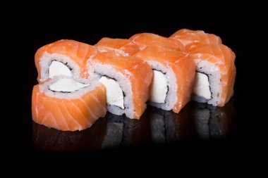 Siyah arka plan üzerine Japon rulo