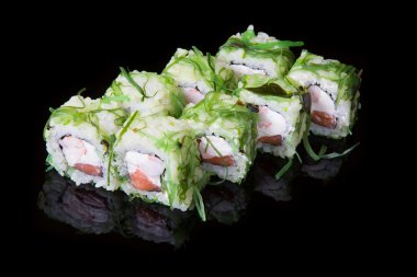 Siyah arka plan üzerine Japon rulo