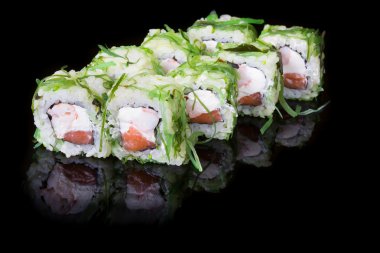 Siyah arka plan üzerine Japon rulo