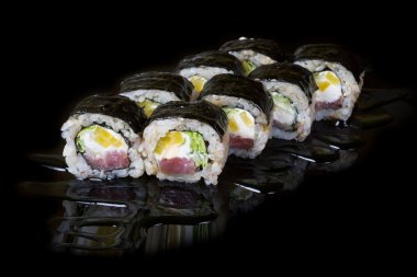 Siyah arka plan üzerine Japon rulo