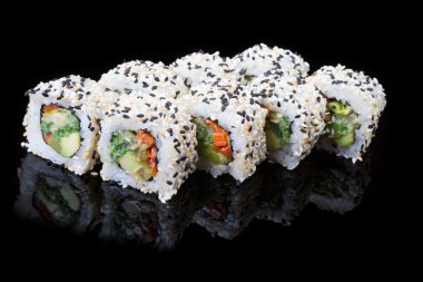 Siyah arka plan üzerine Japon rulo