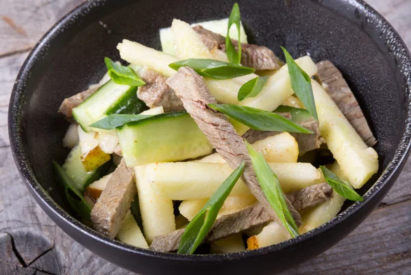 Азиатский салат с мясом и грушей — стоковое фото