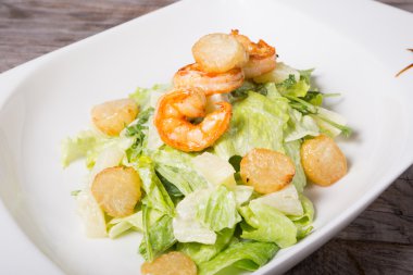 Karides ve scullop deniz ürünleri salatası