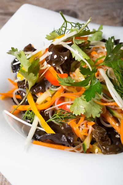 Азиатский салат с черным грибом шиитаке — стоковое фото