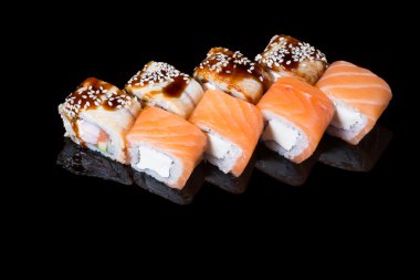 Siyah arka plan üzerine Japon rulo