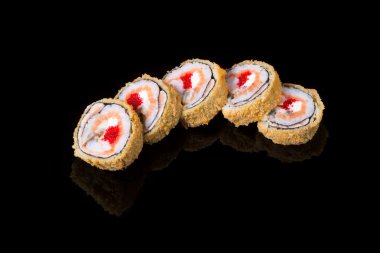 Siyah arka plan üzerine Japon rulo