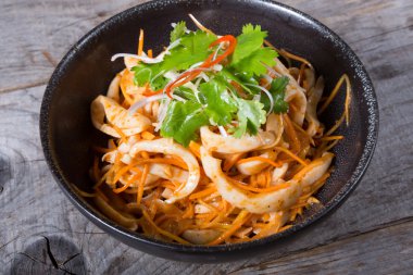 Acılı kalamar salatası