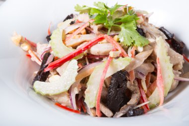 Fındık ve meyve ile kereviz salatası