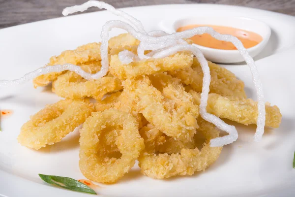 Kızarmış kalamar halkaları