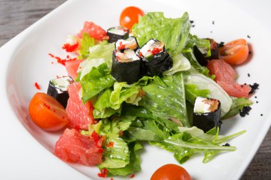 Greyfurt salatası marul ve rulo