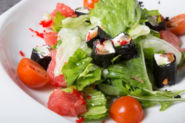Greyfurt salatası marul ve rulo