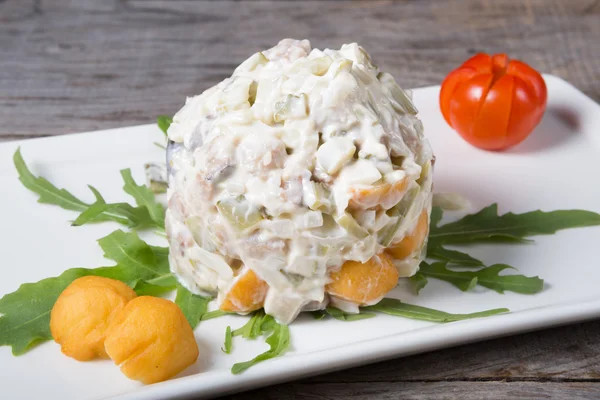 Salade russe sur une assiette blanche — Photo