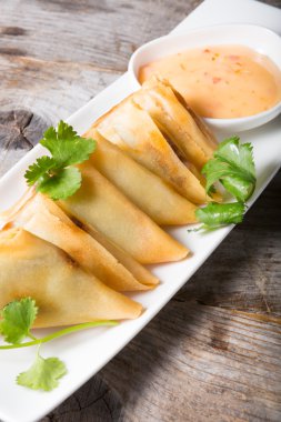 Soslu kızarmış samosas