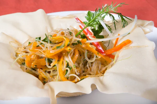 Салат с рисовой лапшой — стоковое фото