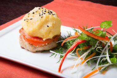 Mini sığır eti biftek patates püresi ile