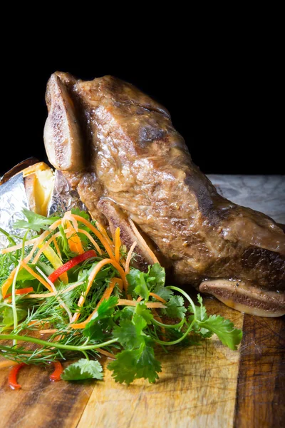 Bife de carne em tábua de madeira — Fotografia de Stock