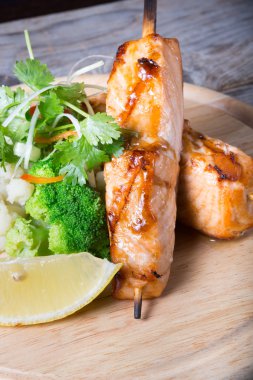 Soya soslu somon şiş