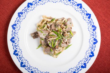 Beef noodle pırasa ile