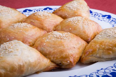 Taze pişmiş samosas