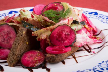 Ekmek ile pancar salatası