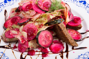 Ekmek ile pancar salatası