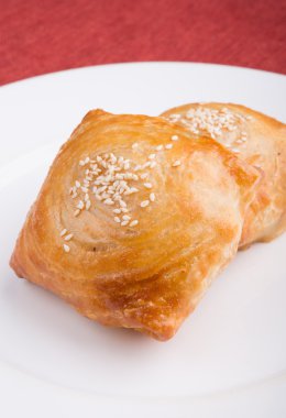 Bir plaka üzerinde pişmiş samosa