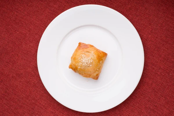 Samosa al forno su un piatto — Foto Stock