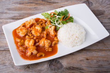 Karides ve kaju fıstığı ile Tayland gıda