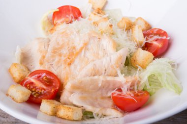 Sezar salatası beyaz bir kase