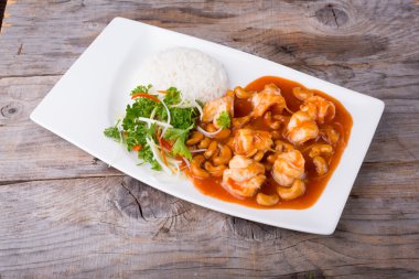 Karides ve kaju fıstığı ile Tayland gıda