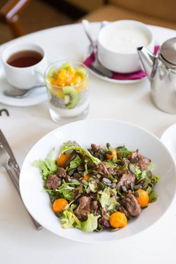 Kavrulmuş biftek salatası, balkabağı ve ayçekirdeği.