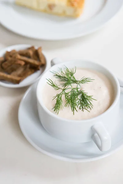 Sopa Creme Elegante Branca Com Croutons Uma Mesa Café — Fotografia de Stock