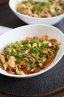 Masada servis edilen bir kase kızarmış erişte.