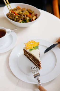 Öğle yemeğinde kafede servis edilen havuçlu kek.