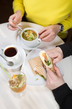 Kafede sebze çorbası içen kadın.