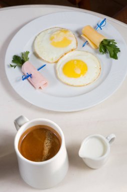 Kahvaltıda kızarmış yumurta, peynir ve pastırma.