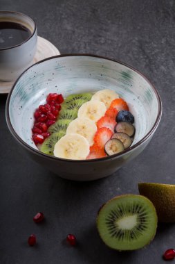 Kahvaltıda kivi meyveli yulaf lapası.