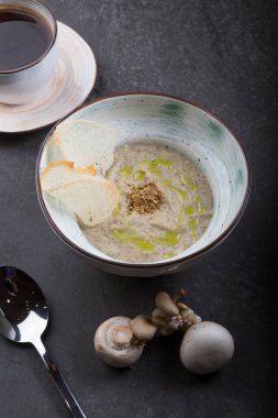 Ekmek arası kremalı mantar çorbası.