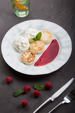 Krema ve reçelle servis edilen kızarmış süzme peynirli börek.