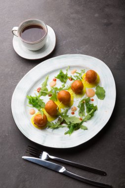 Arugula ve sosla servis edilen Asya çörekleri.