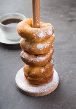 Tatlı olarak pudra şekerli kızarmış donut.