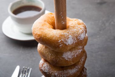 Tatlı olarak pudra şekerli kızarmış donut.